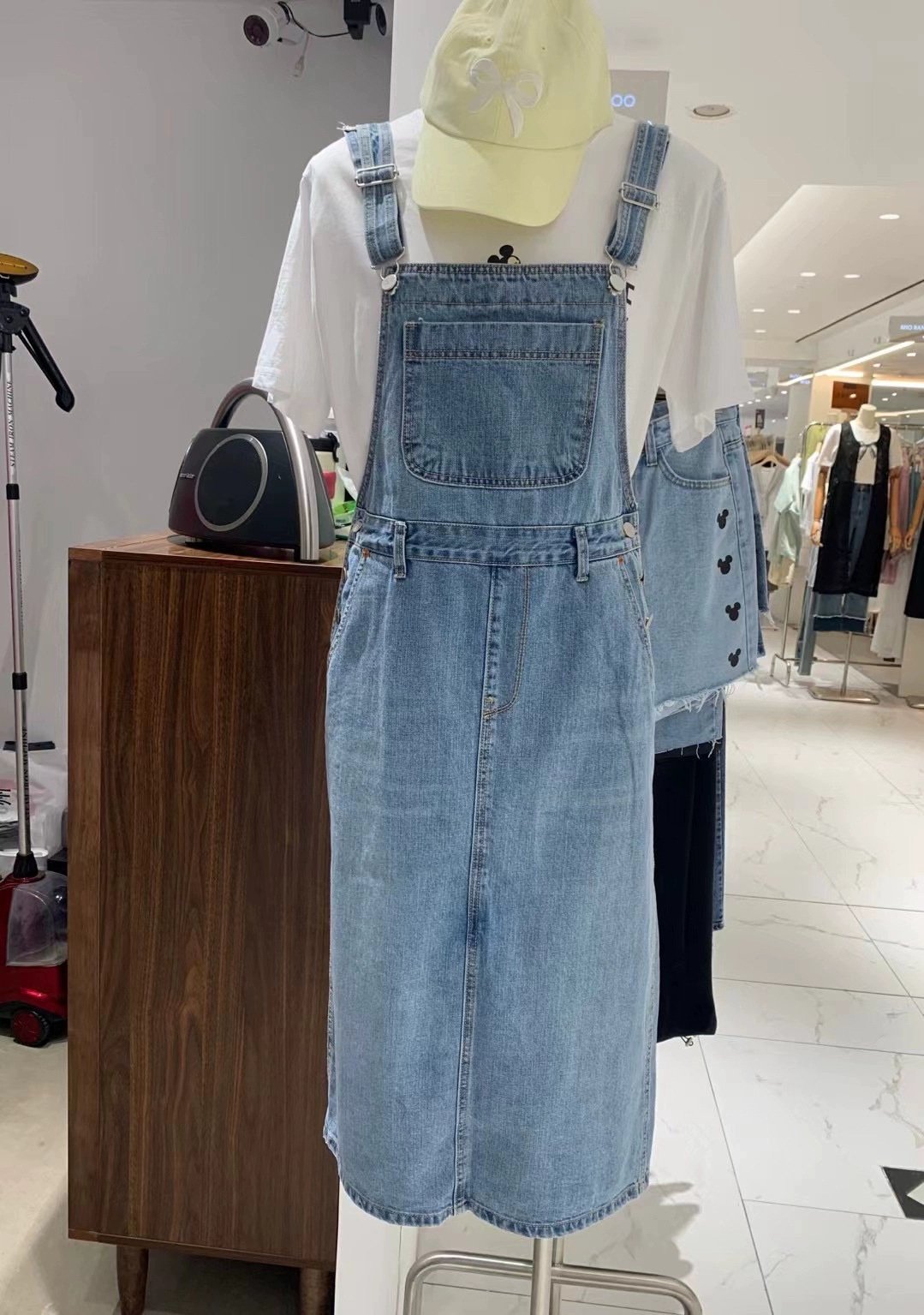 New Preppy-style Age-reducing Casual Denim Skirt With A Slit And Suspender Straps - Image 3